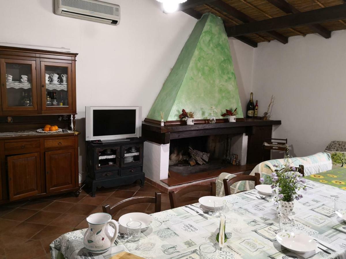 Villa L'Oleandro Oliena Eksteriør billede